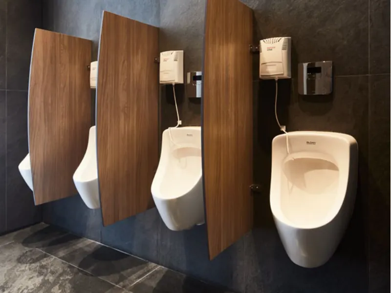 Divisiones entre orinales en laminado compacto Innova