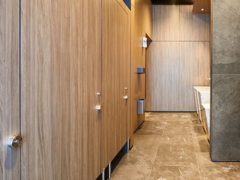 Cabinas sanitarias Innova Sistema Balance en un baño público
