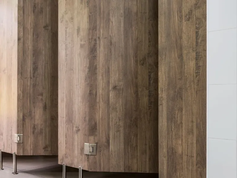 Cabinas sanitarias Innova Sistema Estándar en laminado compacto con diseño de madera