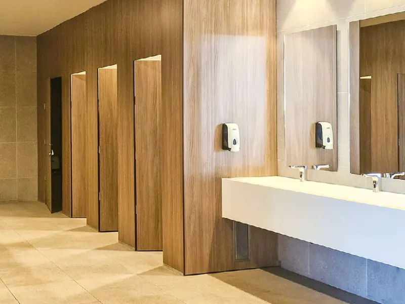 Cabinas sanitarias Innova Sistema Private, de piso a techo