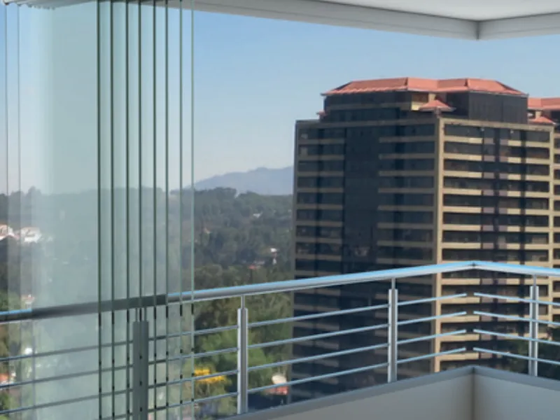 Balcón cerrado con puertas plegables de vidrio, sistema Ducasse Mirador
