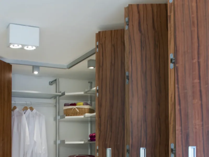 Paneles plegables de madera que cierran un vestier, sistema Ducasse Tauro