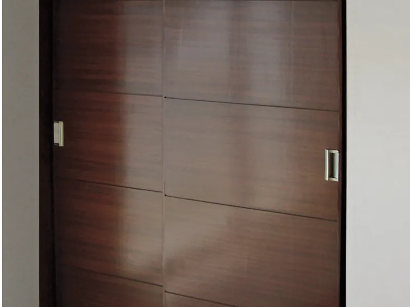 Puerta corrediza de madera colgada de un riel, sistema Ducasse