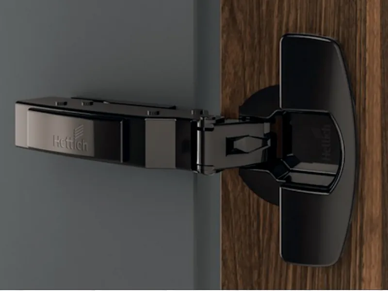 Bisagra hidráulica Hettich Sensys instalada en la puerta de un mueble