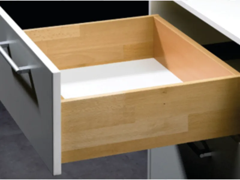 Cajón de madera abierto sobre rieles ocultos Hettich Quadro