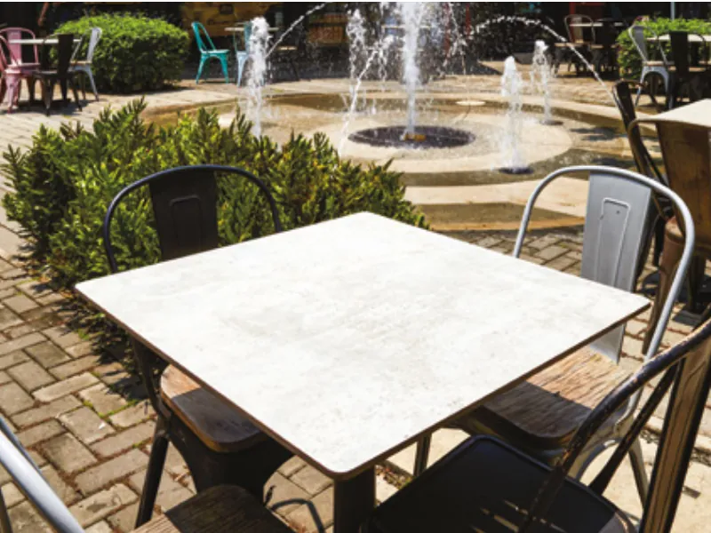 Mesa al aire libre con superficie Ex2 Compact de Formica, resistente al sol