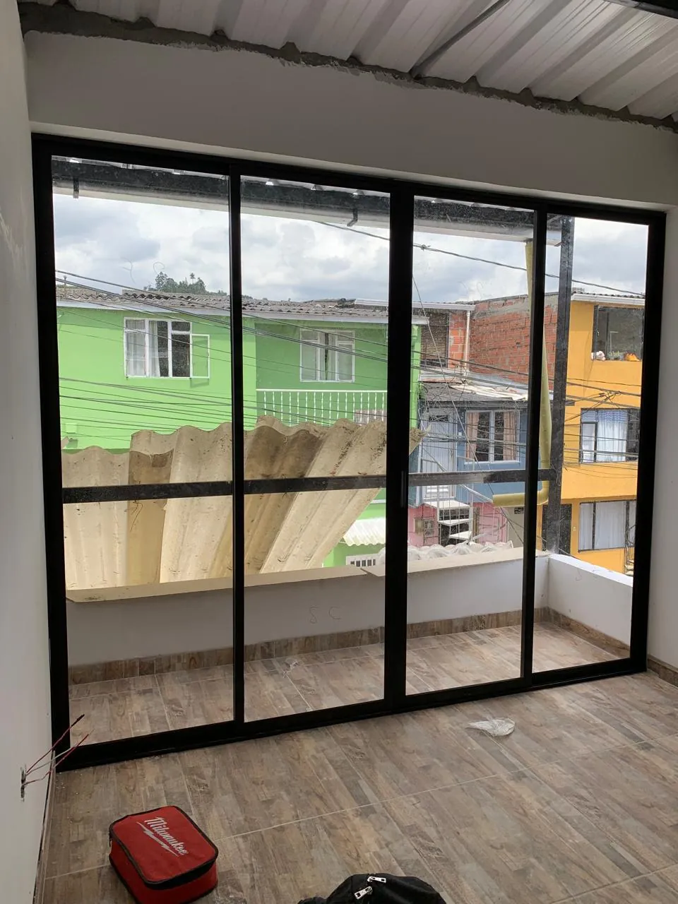 Puertas y ventanas en aluminio — trabajo terminado