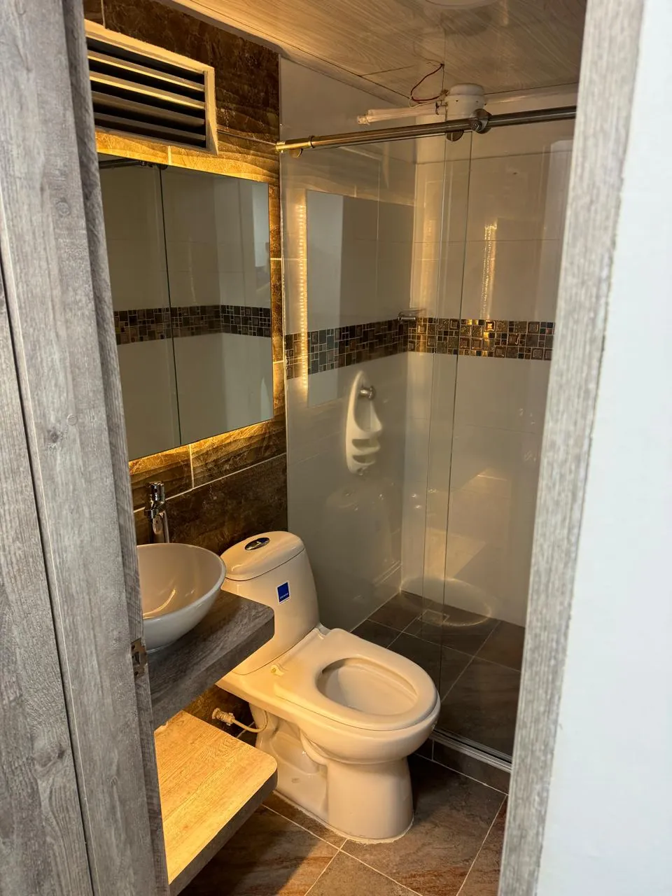 Divisiones de baño en vidrio templado — trabajo terminado