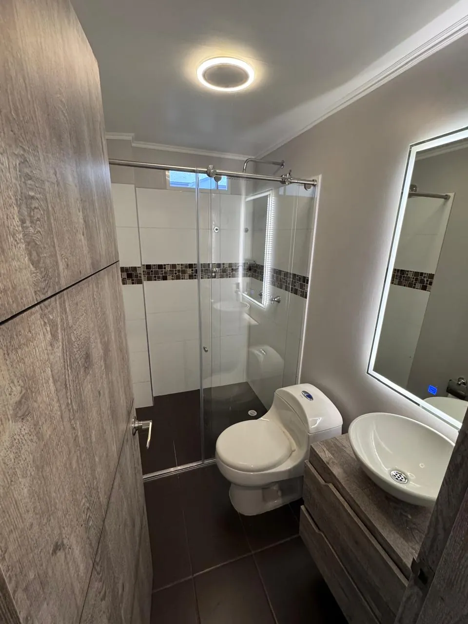 Divisiones de baño en vidrio templado — trabajo terminado