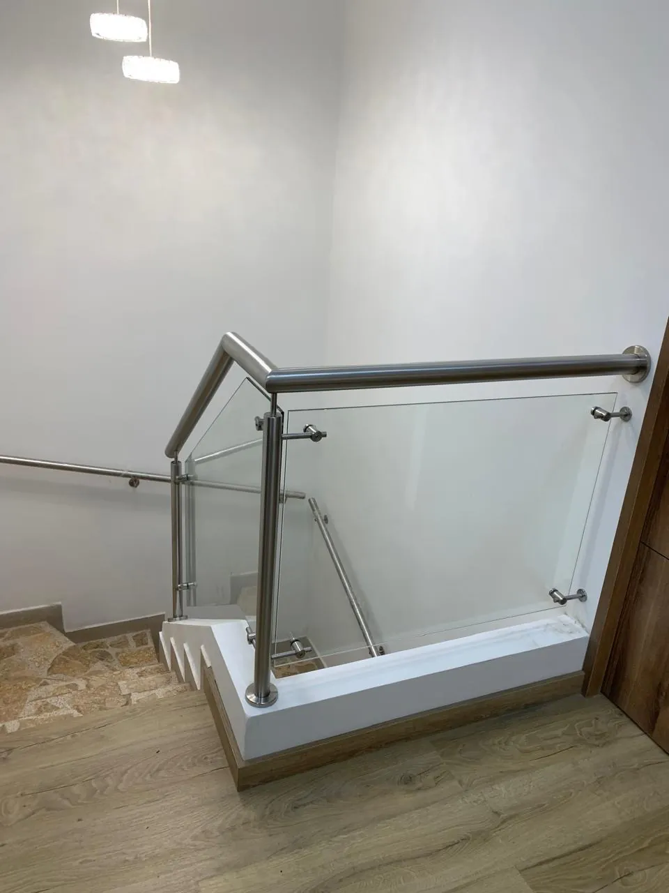 Divisiones de baño en vidrio templado — trabajo terminado